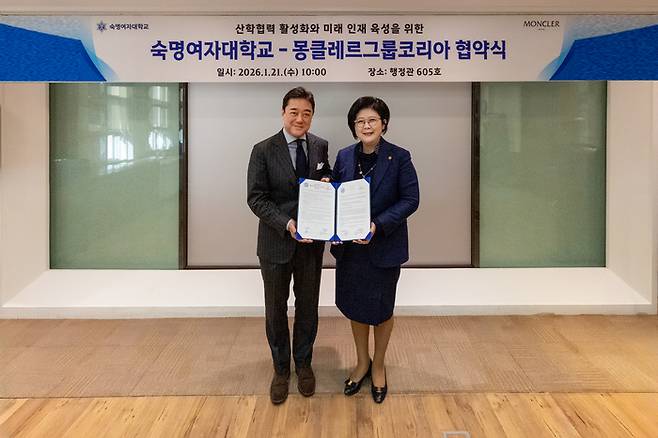 지난 21일 서울 용산구 숙명여대 행정관에서 열린 업무협약식에서 문시연 숙명여대 총장(오른쪽)이 이용택 몽클레르그룹 대표와 기념촬영을 하고 있다. [숙명여대]