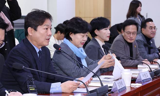 김영배, 서영교, 전현희, 박주민, 박홍근 더불어민주당 의원이 9일 서울 여의도 국회 의원회관에서 열린 전국장애인차별철폐연대와의 대화에 참석하고 있다. [뉴스1]