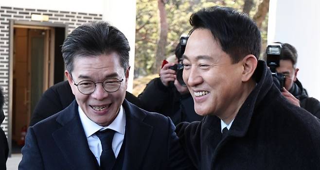 오세훈 서울시장(오른쪽)과 정원오 성동구청장이 새해 첫날인 1일 서울 동작구 국립서울현충원에서 현충탑에 참배를 마친 뒤 인사하고 있다. [연합뉴스]