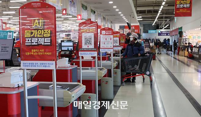 22일 서울의 한 홈플러스 매장의 매대가 비어있다.  [이승환기자]