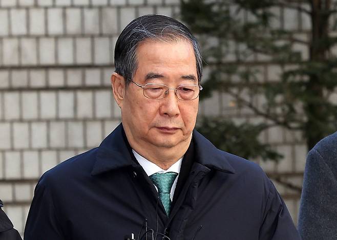 한덕수 전 국무총리가 21일 오후 서울 서초구 서울중앙지법에서 열린 내란 우두머리 방조, 내란 중요임무 종사 혐의 사건 1심 선고공판에 출석하고 있다. /사진=뉴스1