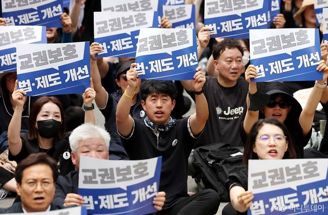 [서울=뉴시스] 추상철 기자 = 전교조, 교총, 교사노조 등 교원 3단체가 14일 오후 서울 종로구 정부서울청사 인근에서 학생 가족 민원에 시달리다 숨진 제주 중학교 교사 추모 및 교권 보호 대책 요구 집회를 하고 있다. 2025.06.14.   /사진=추상철