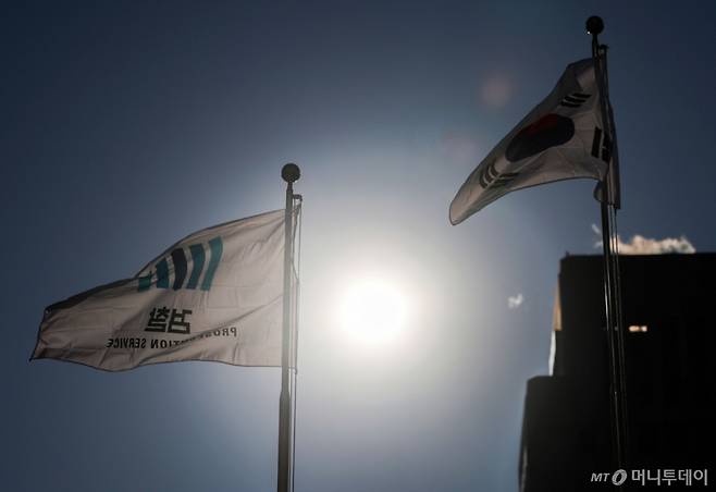 서울 서초구 대검찰청에서 태극기와 검찰 깃발이 휘날리고 있다. / 머니투데이 DB /사진=김선웅