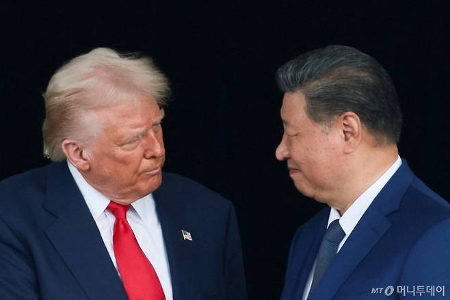 (부산 로이터=뉴스1) 강민경 기자 = 도널드 트럼프 미국 대통령과 시진핑 중국 국가주석이 30일 부산 김해공항에서 만나 회담하기 전 악수를 나누며 서로를 응시하고 있다. 2025.10.30  ⓒ 로이터=뉴스1  Copyright (C) 뉴스1. All rights reserved. 무단 전재 및 재배포,  AI학습 이용 금지. /사진=(부산 로이터=뉴스1) 강민경 기자