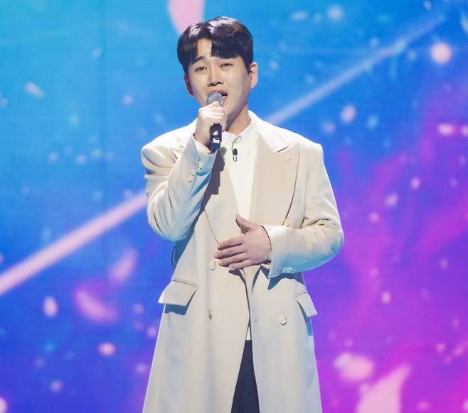 황영웅이 학교 폭력, 상해 전과 등 논란 이후 3년 만에 대중 앞에 선다. /사진=인스타그램 갈무리