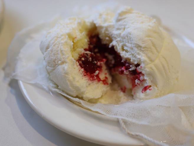 사진은 두두의 대표 메뉴 라즈베리 크렘 당쥬. /사진=다이어리알