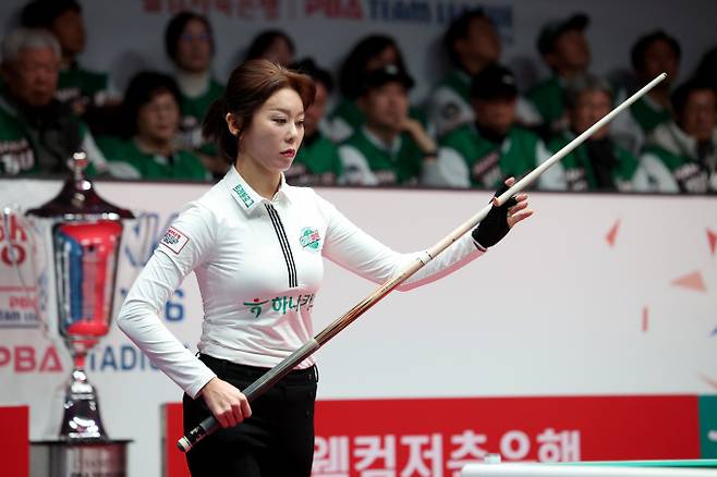 하나카드가 팀 통산 두 번째 PBA 팀리그 우승 트로피를 들어올렸다. 사진은 파이널 MVP로 선정된 하나카드 김가영의 경기 모습. /사진=PBA