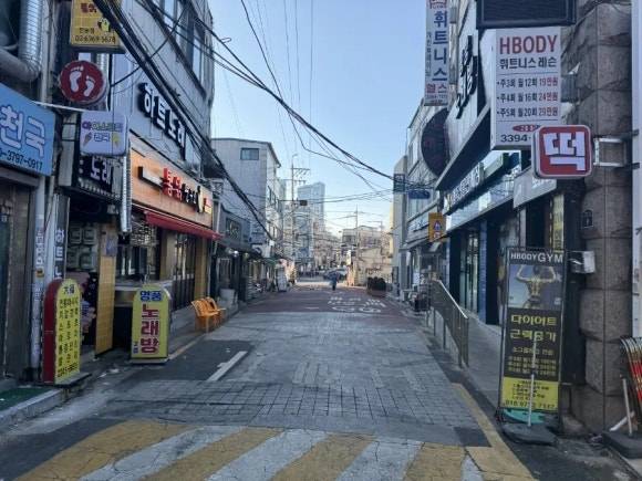 전농배봉산맛집거리 일대 모습. 동대문구청 제공