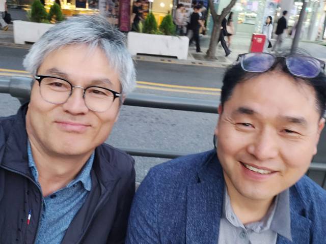 필자(왼쪽)는 친구(임헌황)의 따스한 웃음 덕분에 일상의 고통을 달래곤 한다.