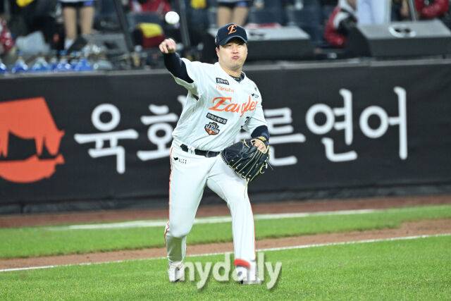 31일 대전 한화생명 볼파크 야구장에서 열린 '2025 신한 SOL 뱅크 KBO 한국시리즈 5차전' LG 트윈스와 한화 이글스 경기. 한화 투수 김종수가 5회초 1사 1루에 LG 오지환의 기습번트를 송구 실책을 하고 있다./마이데일리