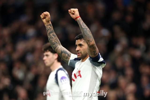 토트넘 수비수 크리스티안 로메로가 21일 보루시아 도르트문트와 홈 경기에서 팀이 득점하자 환호하고 있다. /게티이미지코리아