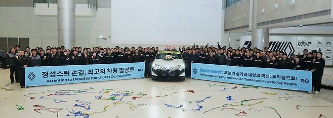 르노코리아 주요 임직원들이 지난 21일 부산공장에서 열린 필랑트 1호차 생산 기념 행사에서 기념 촬영을 하고 있다. [르노코리아 제공]