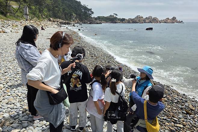 울산 전문 예술단체 ‘플러그인 사운드’가 소리풍경 체험키트를 활용해 울산시 동구 대왕암공원에서 슬도까지 2.8㎞의 해안길을 따라 자연의 소리를 들으며 걷는 ‘해파랑길 사운드워킹’ 프로그램을 운영하고 있다. [울산 동구청 제공]