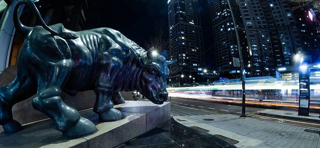 22일 한국 증시가 ‘코스피 5000’시대를 열었다. 이재명 정부가 ‘코리아 디스카운트(한국 증시 저평가)’ 해소를 목표로 펼친 각종 증시 활성화 대책이 유효했다는 평가가 나온다. 사진은 서울 여의도 금융투자협회 앞 황소상이 우직하게 자리를 지키고 있는 모습. [헤럴드 DB]