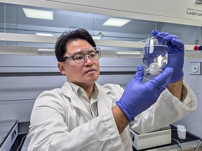 홍성우 수석연구원이 개발한 첨가제를 확인하고 있다.[한국생산기술연구원 제공]