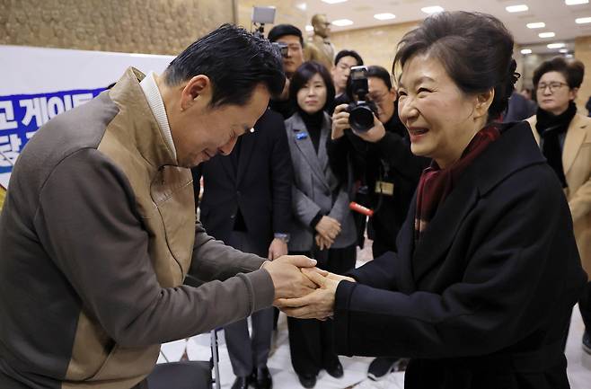 박근혜 전 대통령이 22일 서울 여의도 국회 로텐더홀 에서 통일교·공천헌금 ‘쌍특검’ 수용을 촉구하며 단식농성중인 장동혁 국민의힘 대표를 찾아 손을 맞잡고 있다.[공동취재]