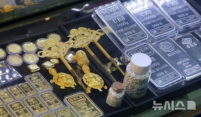 [서울=뉴시스] 조성우 기자 = 20일 오후 서울 종로구 귀금속 상가에 골드바와 실버바 등 제품들이 진열돼 있다. 미국 동부시간 기준 지난 19일 국제 금값이 장중 한때 온스당 4698달러로 사상 최고치를 기록했다. 같은 날 국제 은 가격도 장중 온스당 94.705달러까지 오르며 사상 최고치를 경신했다. 2026.01.20. xconfind@newsis.com
