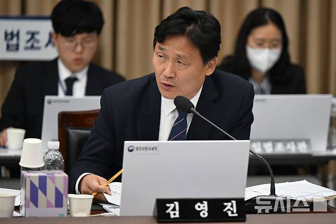 [광주=뉴시스] 박기웅 기자 = 김영진 더불어민주당 의원이 지난해 10월24일 오전 정부광주지방합동청사 3층 대회의실에서 열린 국회 기획재정위원회의 광주지방국세청·광주본부세관 등 국정감사에서 질의를 하고 있다. 2024.10.24. pboxer@newsis.com