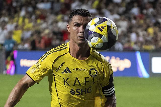 [홍콩=AP/뉴시스] 알 나스르의 크리스티아누 호날두가 19일(현지 시간) 홍콩 스타디움에서 열린 2025 사우디 슈퍼컵 준결승전 알 이티하드와 경기 중 공을 쫓고 있다. 호날두는 후반 17분 팀의 두 번째 골에 도움을 기록했고 알 나스르는 2-1로 승리하며 결승에 올랐다. 2025.08.20.