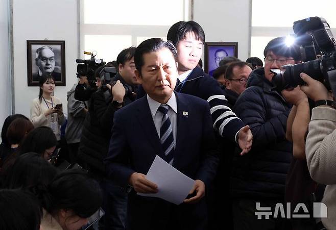 [서울=뉴시스] 조성봉 기자 = 정청래 더불어민주당 대표가 22일 오전 서울 여의도 국회에서 긴급기자회견을  마치고 밖으로 나서고 있다. 이날 정 대표는 조국혁신당에 합당 제안했다. 2026.01.22. suncho21@newsis.com