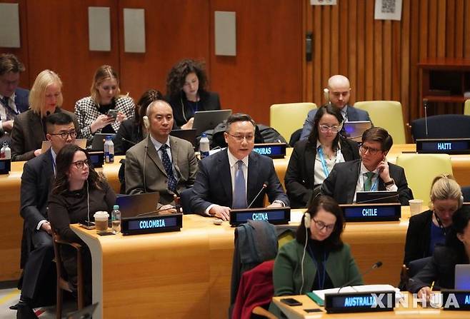 [유엔본부=신화/뉴시스] 쑨레이 유엔 (UN)주재 중국대표단 임시대표가 지난 19일(현지 시간) 뉴욕 유엔본부에서 열린 유엔 반인도 범죄 예방 및 처벌 전권회의 준비위원회 제1차 회의에서 연설하고 있다. 2026.01.22