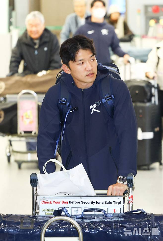 [인천공항=뉴시스] 황준선 기자 = 2026 월드 베이스볼 클래식(WBC)에 출전하는 대한민국 야구 국가대표팀 박해민이 20일 밤 사이판에서 전지훈련을 마치고 인천국제공항 1터미널을 통해 귀국하고 있다. 2026.01.20. hwang@newsis.com