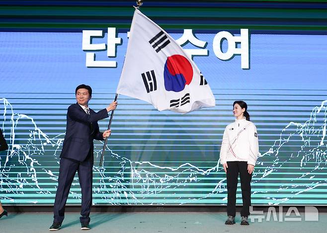 [서울=뉴시스] 조성우 기자 = 유승민 대한체육회장이 22일 오후 송파구 올림픽파크텔에서 열린 2026 밀라노 동계올림픽 선수단 결단식에서 태극기를 흔들고 있다. 2026.01.22. xconfind@newsis.com