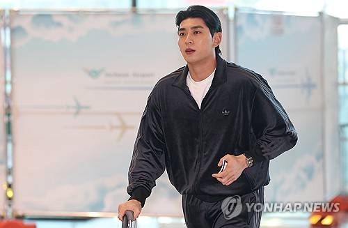 미국 향하는 이정후 (영종도=연합뉴스) 김성민 기자 = 미국 프로야구 메이저리그(MLB) 샌프란시스코 자이언츠 이정후가 21일 인천국제공항 제2터미널에서 출국하고 있다. 2026.1.21 ksm7976@yna.co.kr