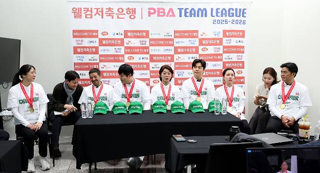 하나카드 선수들이 21일 파이널 우승 뒤 기자 회견에서 취재진 질문에 답하고 있다. 그러나 사카이의 잠정 은퇴 소식에 김가영, 김진아 등 선수들은 눈시울이 붉어진 모습. PBA