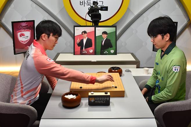 강유택 9단(사진 왼쪽) vs 신진서 9단. 한국기원 제공