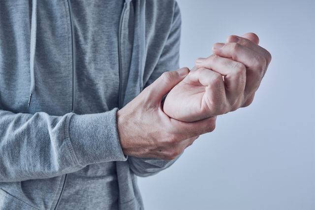 겨울철에 넘어진 후 혹여라도 손이 시큰하다면 주의해야 한다. 손목 안쪽 주상골 뼈가 부러졌을 수 있기 때문이다. 사진은 기사의 특정 사실과 관련 없음. 클립아트코리아