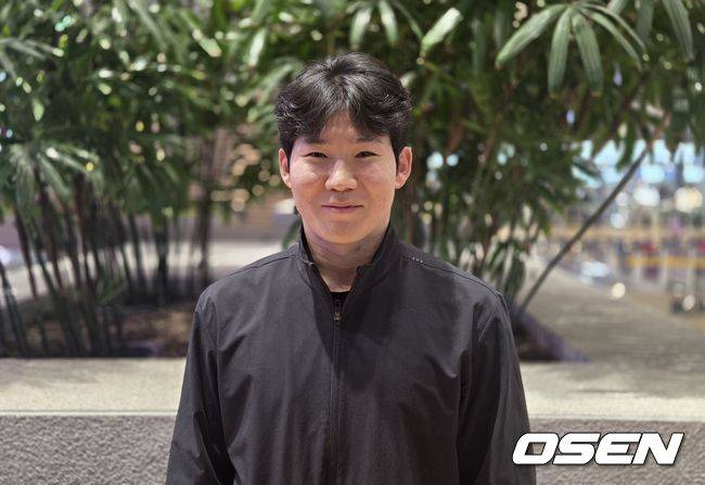 [OSEN=인천공항, 한용섭 기자] 프로야구 NC 다이노스 이호준 감독과 박민우가 21일 미국 애리조나 스프링캠프로 먼저 출국했다. 박민우가 취재진과 인터뷰를 하고 있다. /orange@osen.co.kr