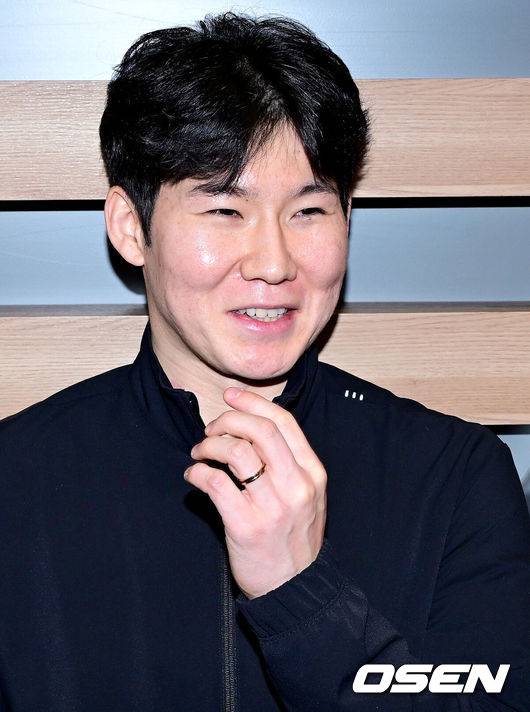 [OSEN=인천공항, 최규한 기자] 프로야구 NC 다이노스 이호준 감독과 박민우가 2026 시즌을 준비하기 위해 21일 오후 미국으로 출국했다.NC는 오는 3월 7일까지 미국 애리조나주 투손에서 2026 스프링캠프(CAMP2) 담금질에 나선다. 캠프 초반에는 기술 훈련, 후반부에는 청백전을 통해 선수들의 실전 감각과 조직력을 끌어올릴 예정이다.NC 박민우가 출국을 앞두고 취재진과 질의응답 시간을 갖고 있다. 2026.01.21 / dreamer@osen.co.kr