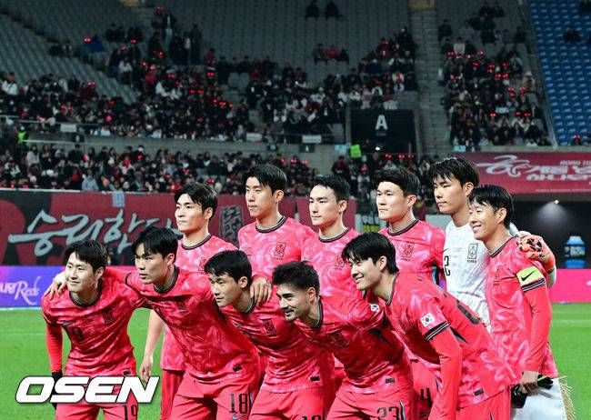 [OSEN=서울월드컵경기장, 지형준 기자] 홍명보 감독이 이끄는 대한민국 축구대표팀이 18일 오후 서울월드컵경기장에서 아프리카 강호 가나와 평가전을 가졌다.홍명보호의 2025년의 끝을 장식할 경기다. 내달 2026 국제축구연맹(FIFA) 북중미 월드컵 조 추첨을 앞두고 열리는 마지막 평가전이기도 하다. 현재 한국은 가나전 결과와 상관없이 사실상 월드컵 포트 2가 확정된 상태다. 아프리카 예선을 뚫고 북중미행에 성공한&nbsp;가나는 FIFA 랭킹 73위다.&nbsp;22위 한국보다는 51계단&nbsp;낮다. 하지만 통산 전적에서 4승 3패로 한국보다 우위다.&nbsp;경기에 앞서 대한민국 베스트 11 선수들이 포즈를 취하고 있다. 2025.11.18 /jpnews@osen.co.kr