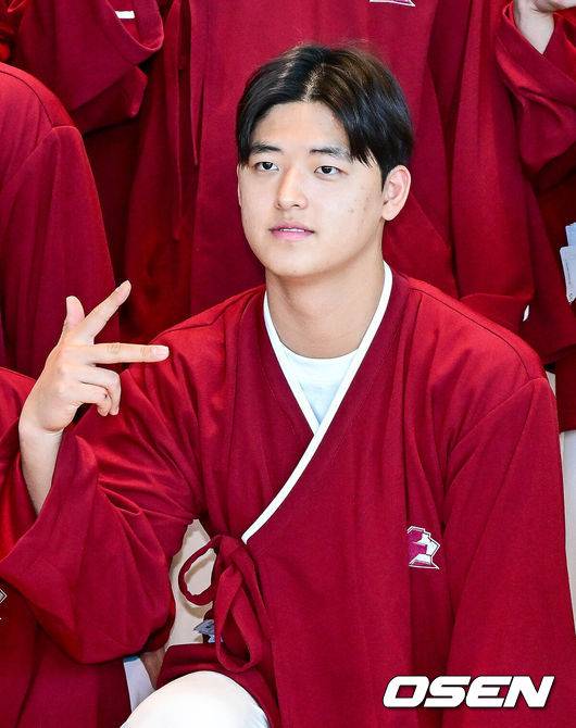 [OSEN=인천공항, 최규한 기자] 프로야구 키움 히어로즈가 2026 시즌을 준비하기 위해 22일 오전 대만 가오슝으로 출국했다.키움은 22일부터 3월 7일까지 총 45일간 대만 가오슝에서 2026시즌을 위한 스프링캠프에 돌입한다. 이번 캠프에는 설종진 감독을 포함한 코칭스태프 12명과 선수 48명 등 총 60명이 참가한다.키움 박준현을 비롯한 선수들이 출국을 앞두고 포즈를 취하고 있다. 2026.01.22 / dreamer@osen.co.kr