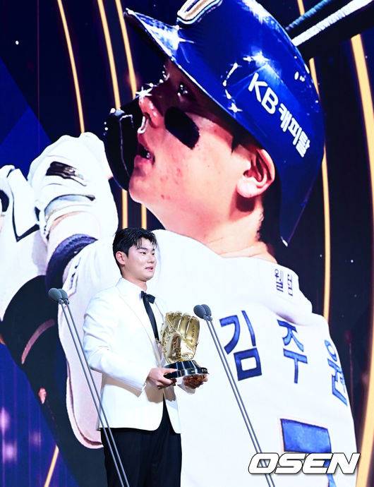 [OSEN=지형준 기자] 9일 오후 서울 송파구 잠실동 롯데호텔 월드에서 2025 신한은행 SOL 뱅크 KBO 골든글러브 시상식이 열렸다.KBO 골든글러브 시상식은 포지션별 최고의 선수를 가리는 자리로 올 시즌의 대미를 장식하는 자리다.&nbsp;NC 김주원이 유격수 부문 골든글러브를 수상하며 소감을 말하고 있다. 2025.12.09 /jpnews@osen.co.kr