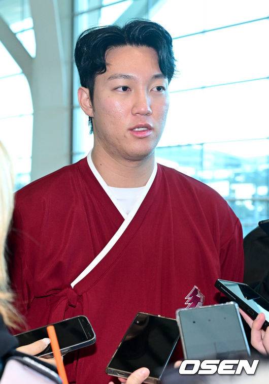 [OSEN=인천공항, 최규한 기자] 프로야구 키움 히어로즈가 2026 시즌을 준비하기 위해 22일 오전 대만 가오슝으로 출국했다.키움은 22일부터 3월 7일까지 총 45일간 대만 가오슝에서 2026시즌을 위한 스프링캠프에 돌입한다. 이번 캠프에는 설종진 감독을 포함한 코칭스태프 12명과 선수 48명 등 총 60명이 참가한다.키움 안우진이 출국을 앞두고 취재진과 질의응답 시간을 갖고 있다. 2026.01.22 / dreamer@osen.co.kr