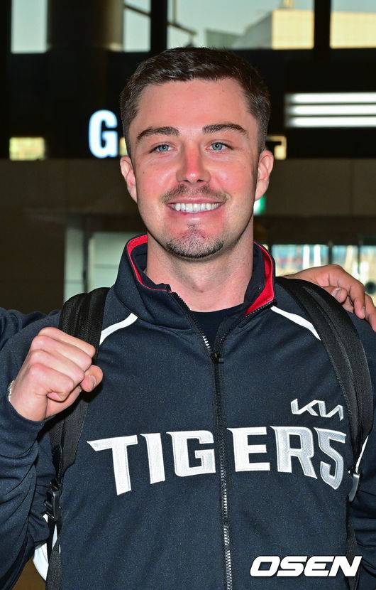 [OSEN=김포공항, 박준형 기자] 2026시즌 스프링캠프 나서는 KIA 코칭스태프와 외국인 선수들이 22일 김포국제공항을 통해 일본 아마미오시마로 출국했다. 지난해 미국 캘리포니아 어바인에서 훈련했던&nbsp;KIA는 일본 가고시마현의 외딴섬인 아마미오시마로 1차 훈련지로 정했다. 심재학 KIA 단장은 “미국에서 훈련해서 원하던 결과를 얻지 못했다”면서 “시차 등을 고려해도 일본이 낫다고 평가했다. 현지 실사를 했을 때 훈련에만 집중하기 딱 좋은 환경이었다”고 밝혔다.&nbsp;KIA 올러가 포즈를 취하고 있다.      2026.01.22 / soul1014@osen.co.kr