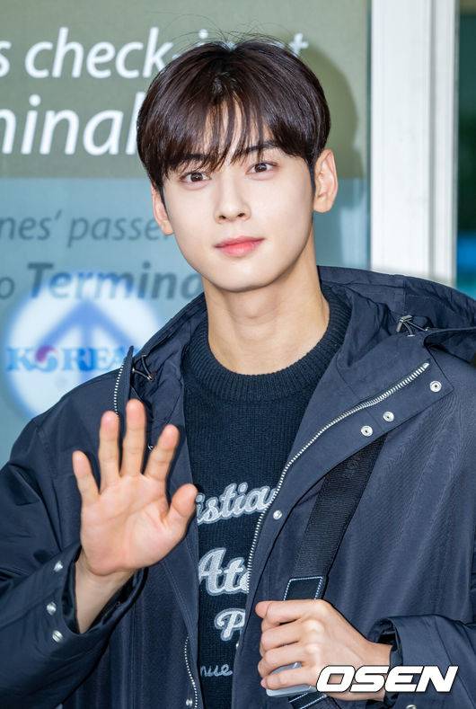 [OSEN=인천공항, 민경훈 기자] 그룹 아스트로(ASTRO)의 차은우가 25일 오전 인천 중구 운서동 인천국제공항 제 2여객터미널을 통해 파리 패션위크 참석 차 프랑스 파리로 출국했다.아스트로 차은우가 출국장으로 이동하며 포즈를 취하고 있다. 2022.09.25 / rumi@osen.co.kr