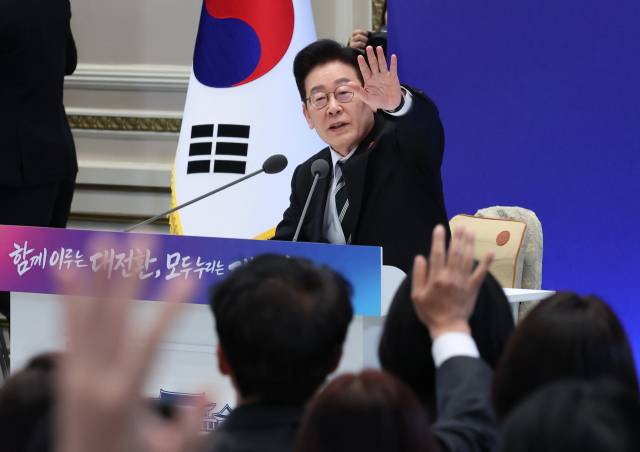▲이재명 대통령이 21일 청와대 영빈관에서 열린 신년기자회견에서 취재진 질문을 받고 있다. ⓒ연합뉴스