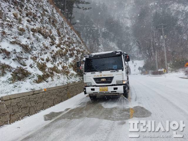 ▲울릉도만의 제설 비책. 살수차가 도로 곳곳에 바닷물을 쉴 새 없이 뿌려 대면서 눈을 빠르게 녹여내고 있다. ⓒ프레시안
