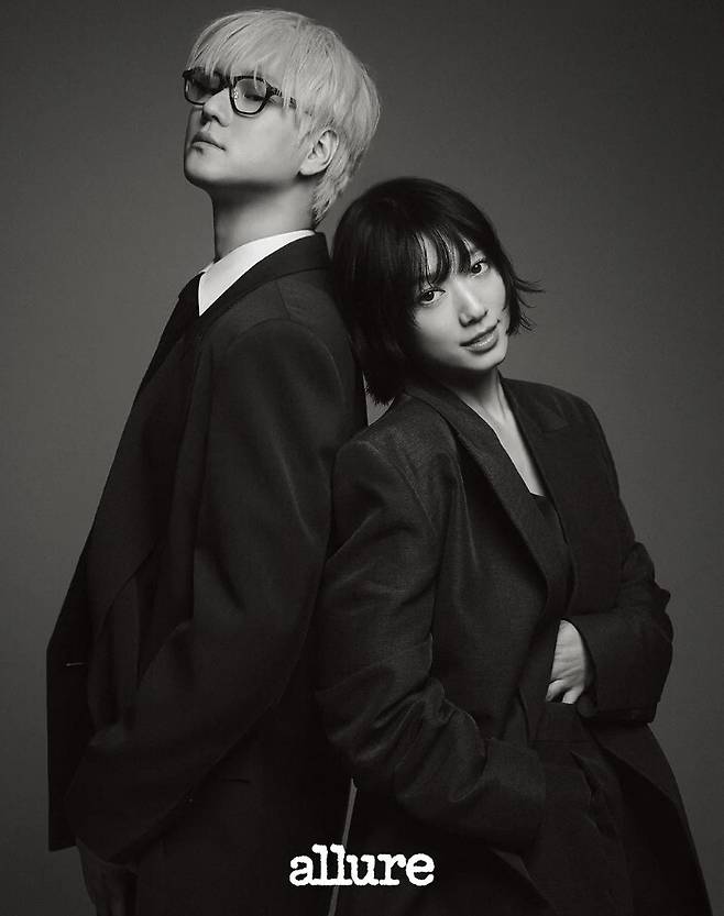 긴장감 넘치는 분위기 속 두 사람. 얼루어 코리아 제공