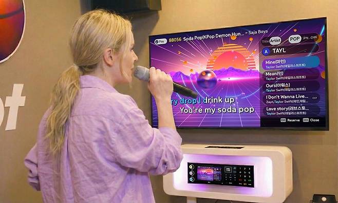 한국의 멋과 맛을 찾아 입국한 외국인 관광객들의 발길이 이제는 마이크 앞으로 향하고 있다. TJ미디어 제공