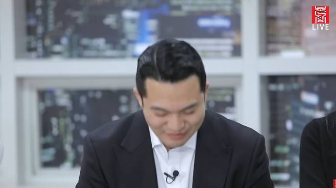 라이브 방송을 통해 사과하는 영철. 유튜브 채널 '촌장엔터테인먼트TV' 영상 캡처