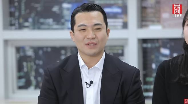 앞으로의 다짐을 이야기하는 영철. 유튜브 채널 '촌장엔터테인먼트TV' 영상 캡처