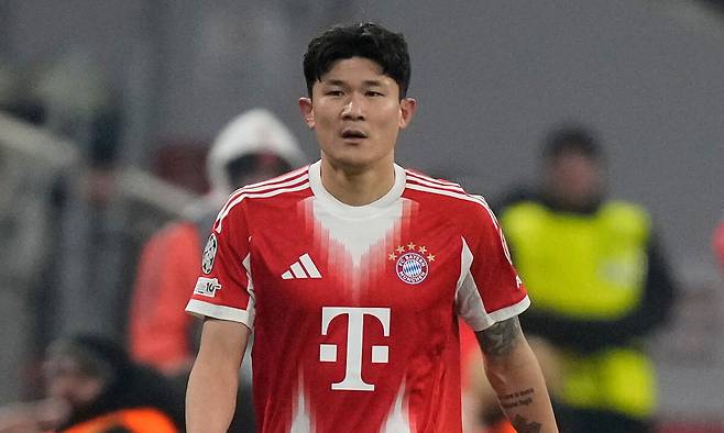 김민재 퇴장에도… 뮌헨, 챔스 16강행