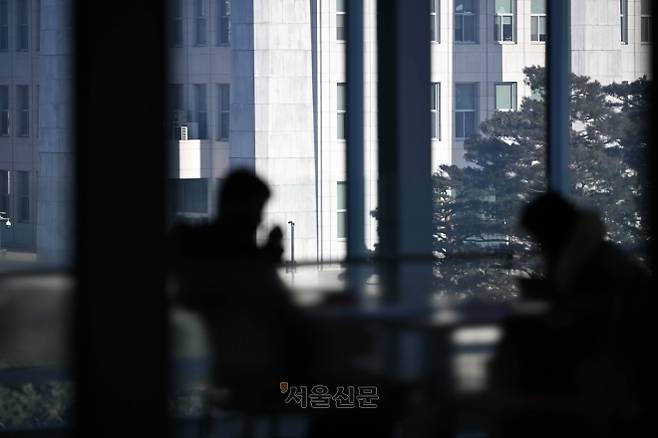 21일 국회 의원회관 내 한 회의실에 보좌관들이 앉아 있다. 홍윤기 기자