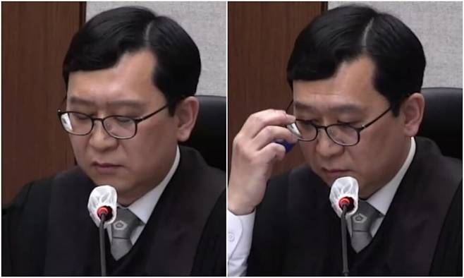 2026년 1월 21일 한덕수 전 국무총리에 대한 1심 선고 공판에서 이진관 부장판사가 “무장한 계엄군에 맨몸으로 맞서 국회를 지킨 국민의 용기에 의한 것이다”라고 말한 뒤 목이 메는 모습을 보이고 있다. 서울중앙지법 제공