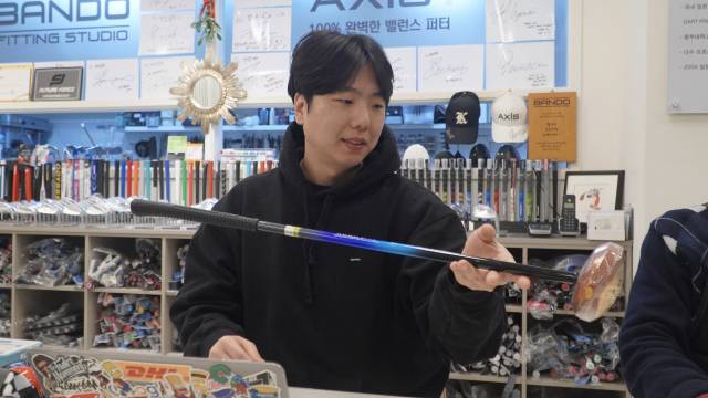 강남훈 반도골프피팅센터 이사가 루크원 클럽의 토업 성능을 시현하고 있다. 문예빈 기자