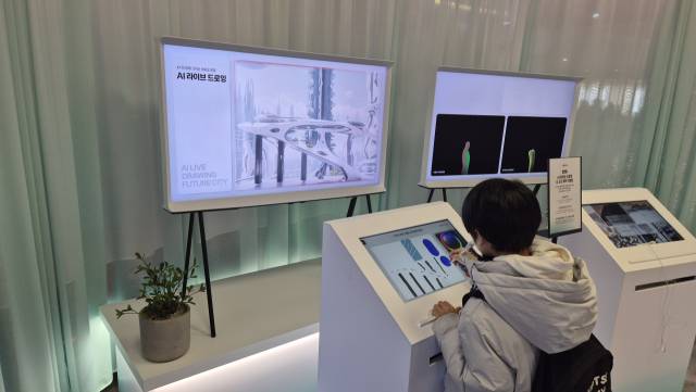 21일 서울 종로구 KT 광화문빌딩 내 전시관 ‘KT 온마루'에서 한 어린이 방문객이 AI 라이브 드로잉존을 체험하고 있다. 김윤수 기자